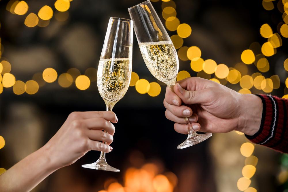 Elegantes Paar bei einem diskreten, persönlich arrangierten Treffen