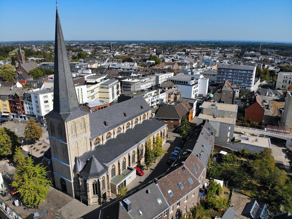 Luftaufnahme der Mönchengladbacher Innenstadt mit Kirche im Vordergrund