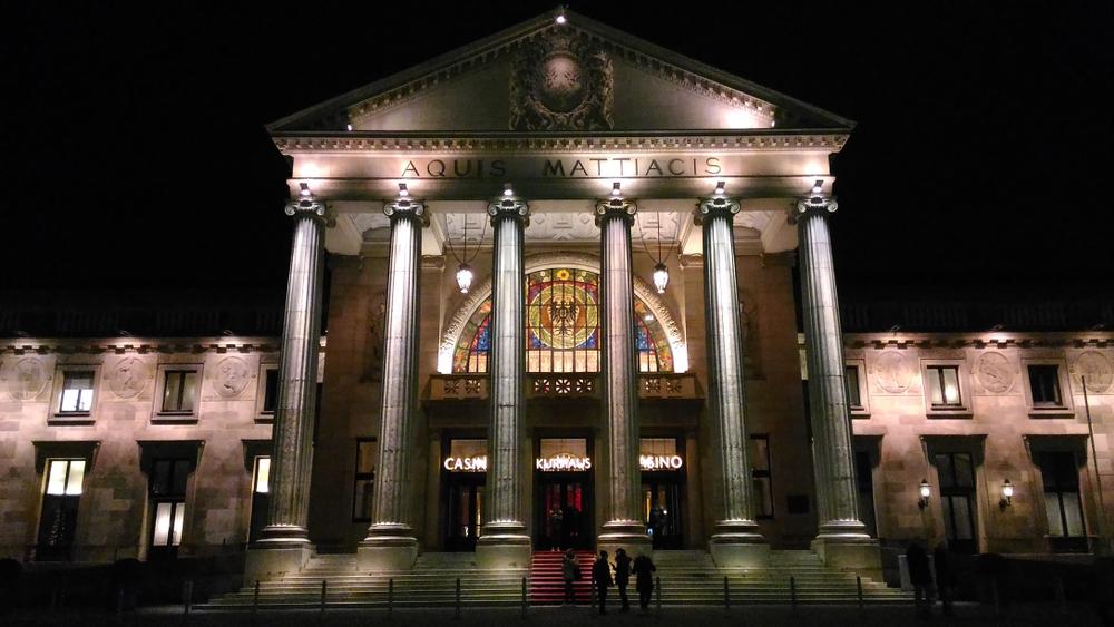 Das beleuchtete Kurhaus Wiesbaden am Abend