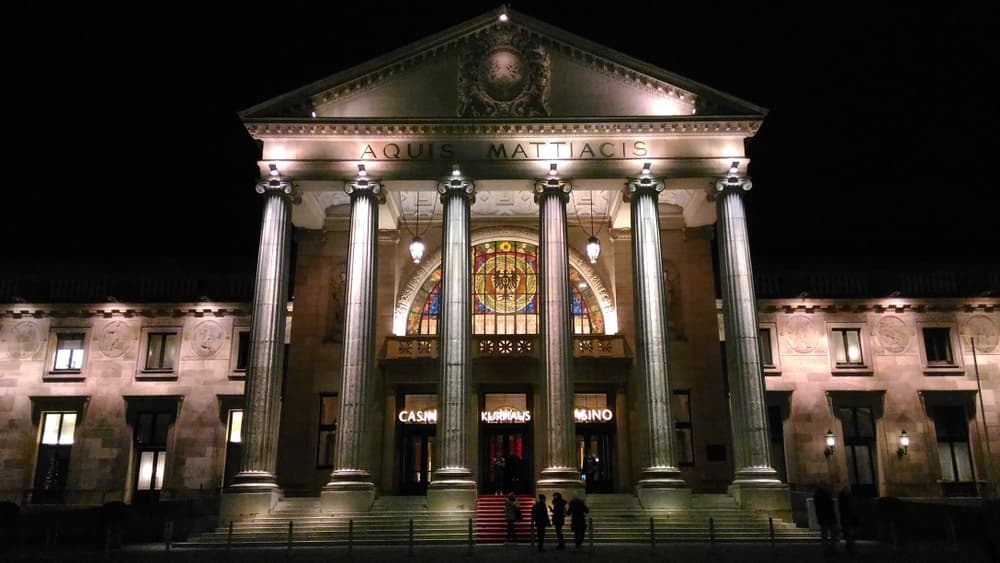 Das beleuchtete Kurhaus Wiesbaden am Abend