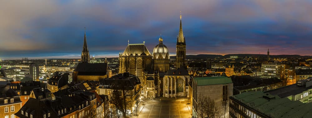 Aachener Innenstadt mit Dom in der Abenddämmerung