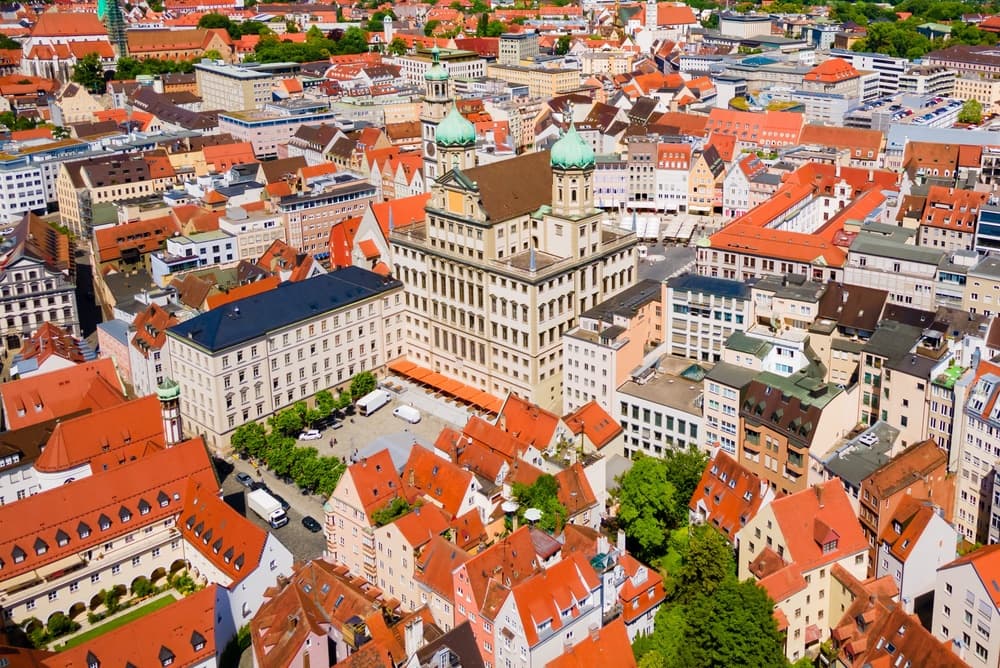 Luftaufnahme des Augsburger Rathauses und Perlachturms mit der Altstadt