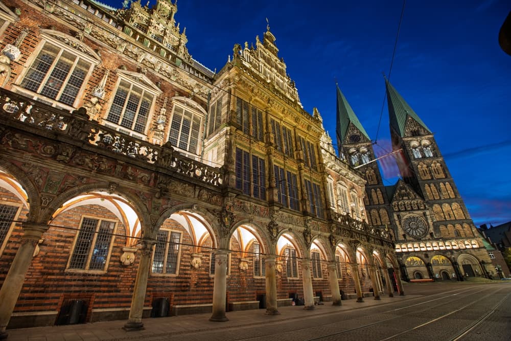 Beleuchtetes Bremer Rathaus mit dem Dom am Marktplatz