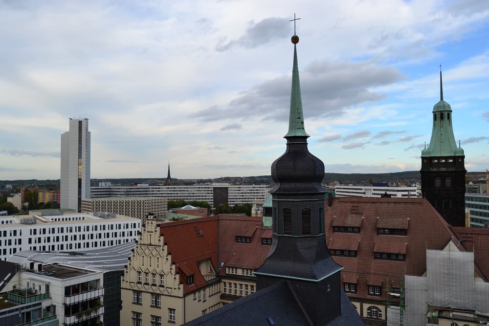Blick über die Chemnitzer Innenstadt mit dem Rathausturm