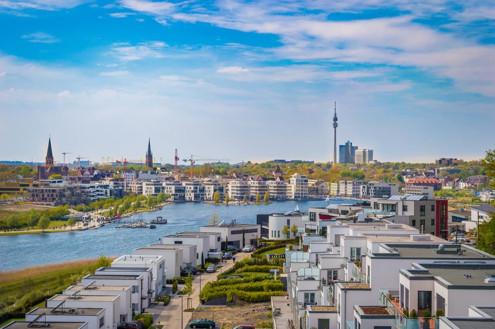 Phoenix See in Dortmund mit der Stadtsilhouette im Hintergrund