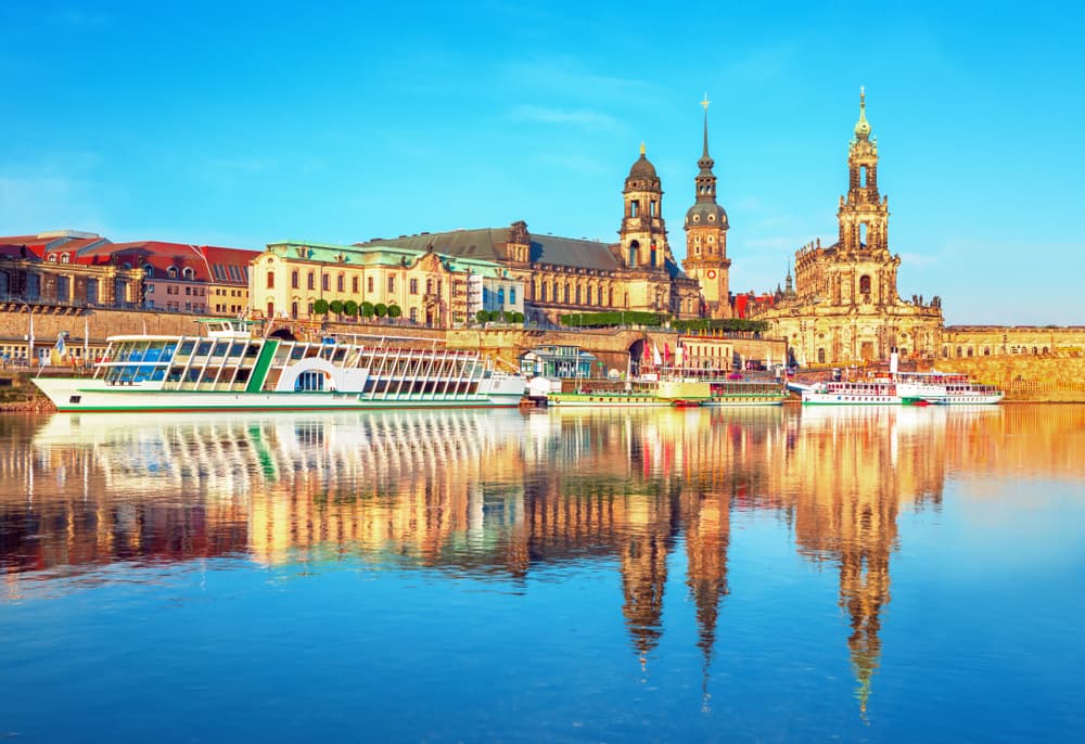 Dresdner Altstadt mit Frauenkirche und Hofkirche an der Elbe