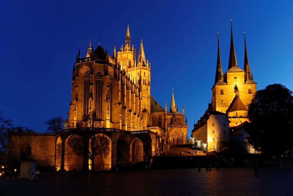 Beleuchteter Erfurter Dom und Severikirche in der Abenddämmerung