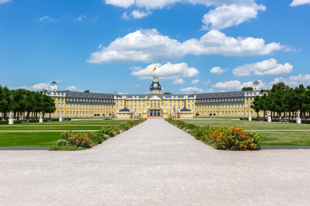Karlsruher Schloss mit Schlossplatz und Gartenanlagen