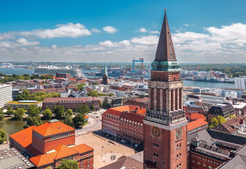 Kieler Rathausturm mit Blick über die Innenstadt bis zum Hafen