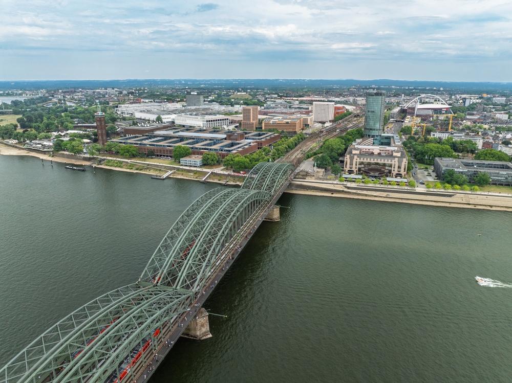 Hohenzollernbrücke und Rhein aus der Luft in Köln