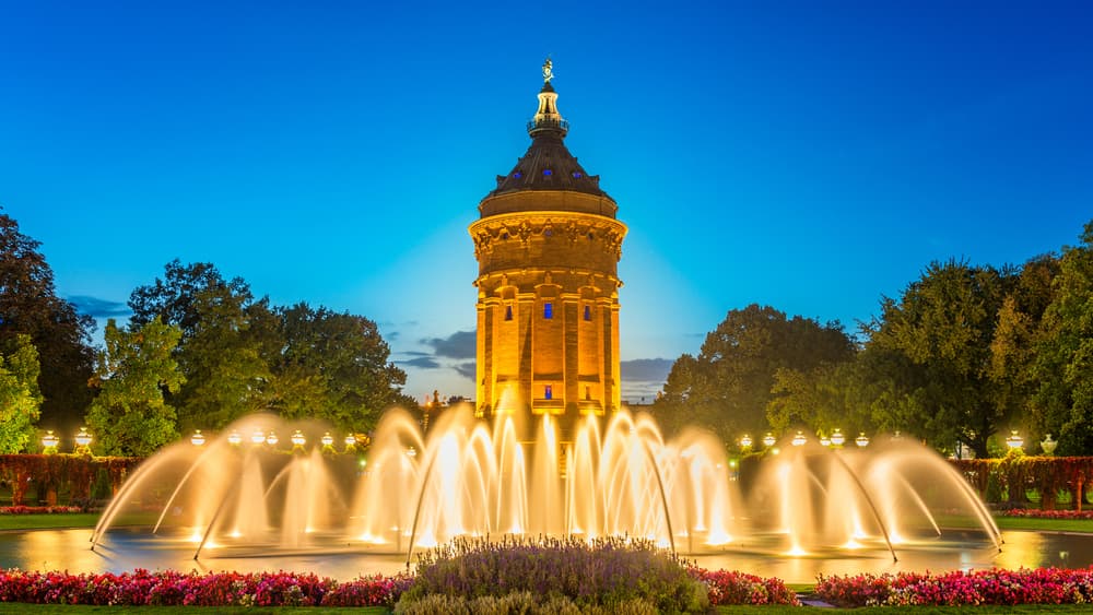 Beleuchteter Wasserturm am Friedrichsplatz in Mannheim