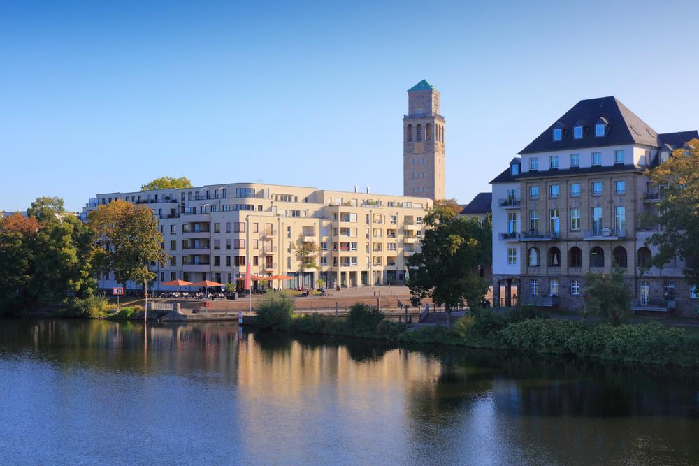 Mülheimer Innenstadt mit Rathausturm am Ufer der Ruhr