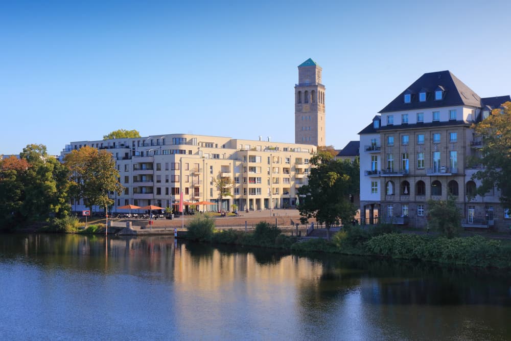 Mülheimer Innenstadt mit Rathausturm am Ufer der Ruhr