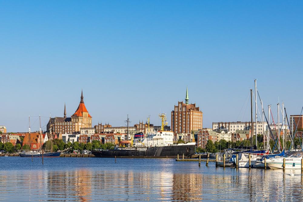 Blick über die Warnow auf Rostocks Altstadt mit Kirchtürmen und Hafen
