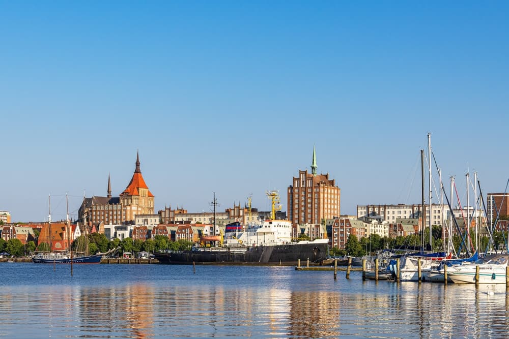 Blick über die Warnow auf Rostocks Altstadt mit Kirchtürmen und Hafen